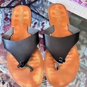 MAD LOVE, Black leather sandals, condition size 9